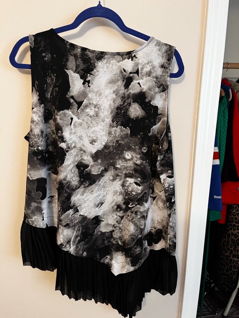 Simply Vera Vera Wang Black and White Abstract Pleated-Hem Tank